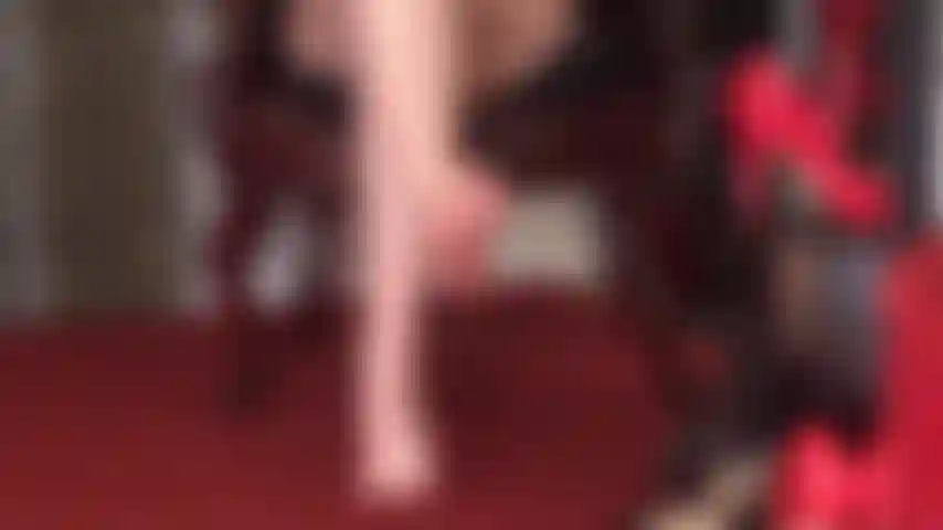 Des semelles humides et brillantes qui chatouillent - la maîtresse vivian taquine l'amant des pieds avec des semelles douces et humides, des orteils écartés et des doigts chatouilleux.