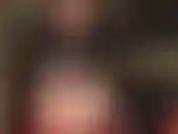 Fétichiste des pieds nus - la maîtresse huile ses beaux pieds nus et les taquine lentement avec de jolis orteils et des semelles douces et ridées.