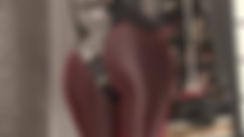 Tenue fétichiste, portefeuille vide - la maîtresse demande au cochon d'en envoyer de plus en plus.