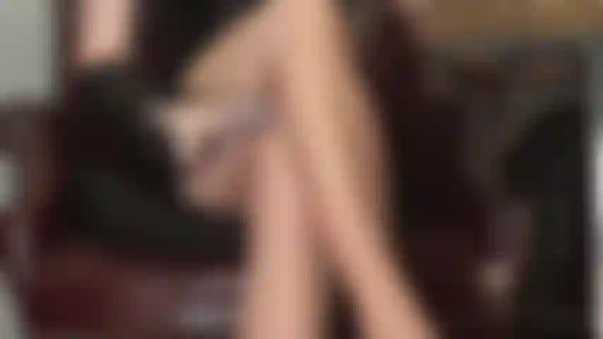 Baise mes jambes, esclave ! - Ces jambes en collants beiges et soyeux sont si attirantes, c'est le seul sexe que tu auras à partir de maintenant. Baise mes jambes croisées en nylon.