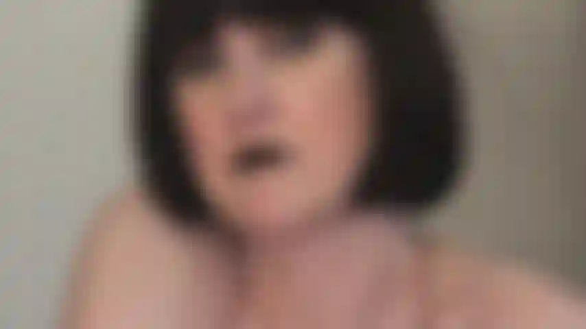 Oh tu veux cette bite ! Maîtresse la rend irrésistiblement savoureuse. Viens me lécher...