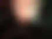 Une tentatrice en latex - ta déesse est si belle dans un caoutchouc noir brillant et moulant, taquinant avec son cul et ses doigts en latex.