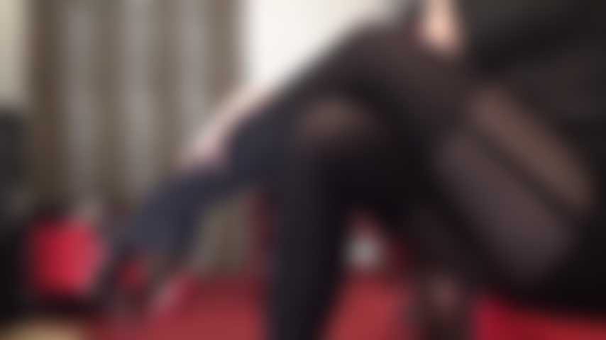 Findom – possédée par ces jambes incroyables – mets-toi à genoux et donne à ta déesse l'argent qu'elle mérite. Ces jambes de collants à motifs de jarretelles et ces hautes mules à plateforme possèdent ta bite et ton portefeuille.