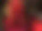 Un legging moulant en cuir rouge.