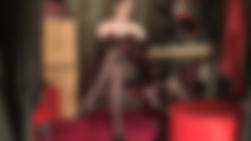 Gants en cuir, corset et bas nylon - la maîtresse vous rend faible et palpitant pour ses jambes croisées vêtues de collants alors qu'elle les caresse doucement avec des gants en cuir doux.