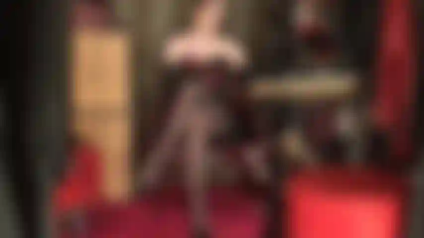 Gants en cuir, corset et bas nylon - la maîtresse vous rend faible et palpitant pour ses jambes croisées vêtues de collants alors qu'elle les caresse doucement avec des gants en cuir doux.