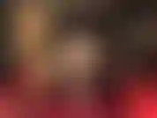 Jambes en collants brillants, entrejambe, pieds pendants en nylon. Maîtresse taquine avec de longues jambes en nylon et ce qu'il y a entre elles.