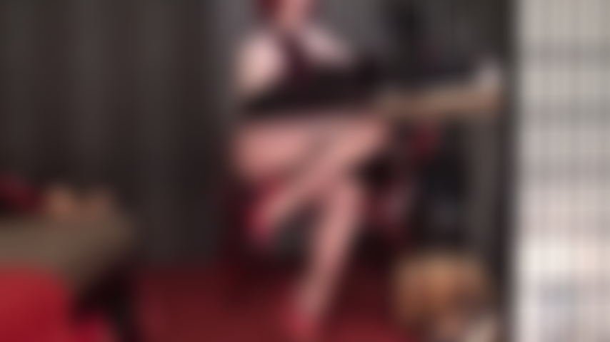 Les jambes en collants de la déesse sont tout ce que ta bite dure veut.