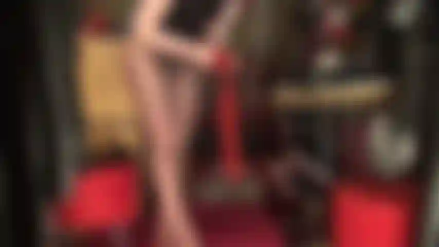 Des couches de nylon brillant avec une énorme bite noire entre les deux, sph - la maîtresse glisse son énorme bbc dans un collant sachant que ton clitoris aime sa grosse bite en nylon.