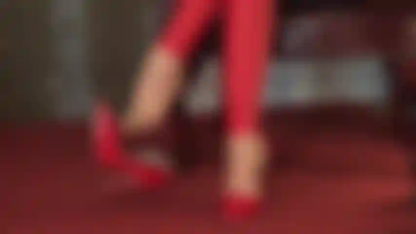 Talons rouges, balançant dans des collants et des leggings.