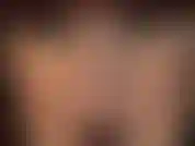 Fétichiste des lèvres sombres et brillantes - la maîtresse a des yeux qui regardent au plus profond de votre âme, une langue et des lèvres qui vous font tomber à genoux.