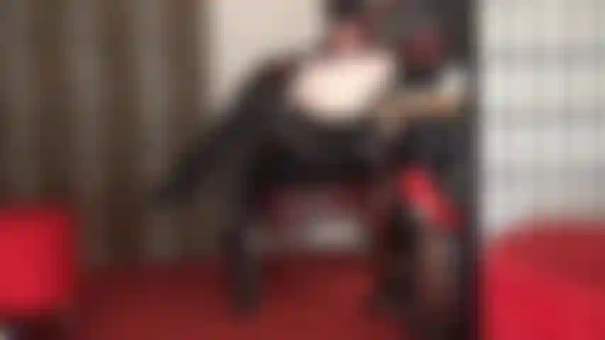 Une déesse du cuir – bottes cloutées, pantalon en cuir, gants, chapeau. Maîtresse vivian vous fait saliver à la vue de sa tenue en cuir sexy, tandis qu'elle caresse le talon de ses bottes pour titiller votre sexe palpitant. Mais vous n'avez pas le droit de vous toucher…