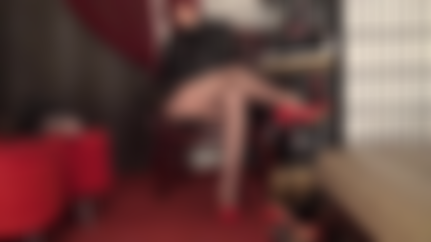Les jambes en collants marron excitent ta bite.