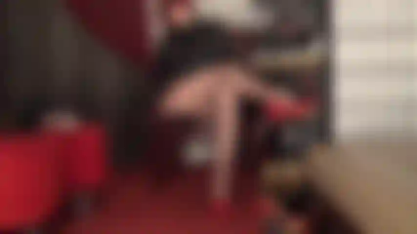 Les jambes en collants marron excitent ta bite.