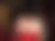 Maîtresse montre son magnifique cul nu en string rouge, fléchissant ces muscles des joues.