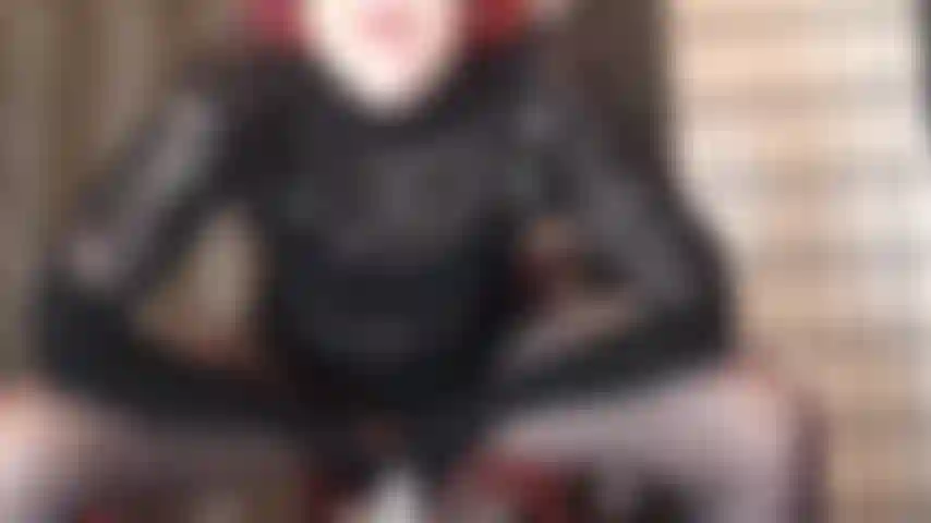 Ma grosse bite a besoin de ta bouche de salope. Ouvre grand, tire la langue, suce le délicieux sperme de ma bite.