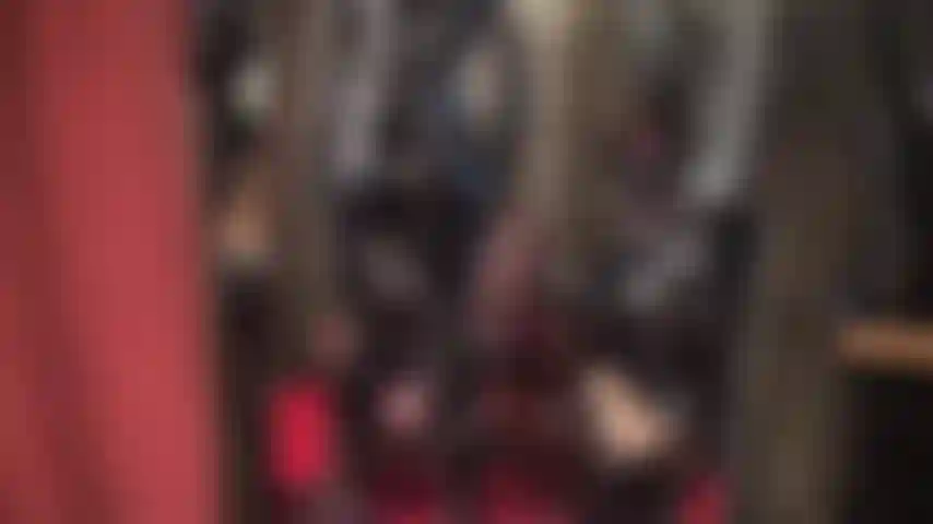 Une maîtresse en pvc brillant avec une énorme bite blanche et des bottes hautes. N'aimeriez-vous pas recevoir un pegging et une gorge profonde de la part de cette domina ?!