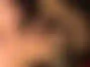 Décolleté en latex taquine.