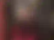 Une déesse du cuir sexy avec des sangles et des bottes brillantes au-dessus des genoux.