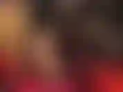 Maîtresse vous nourrit de sa grosse bite blanche à strapon et vous taquine avec un énorme renflement sous la jupe.