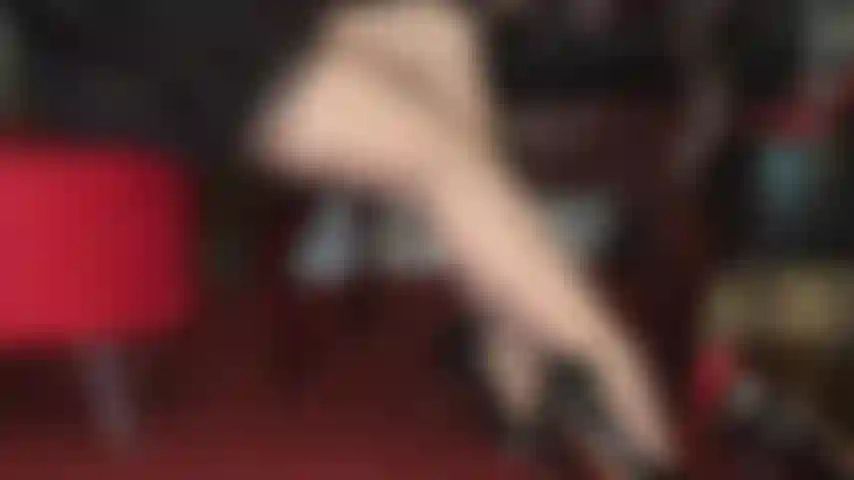 Les bas vous font caresser - des bas en nylon entièrement façonnés et des jarretières taquinent, des jambes en nylon soyeux, un porte-jarretelles, des gants en satin et des escarpins brillants qui pendent.