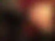 Une dominatrice en caoutchouc - fétichisme du catsuit en latex et gants taquins.