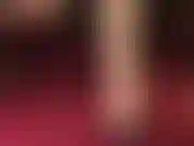 Fétichiste des pieds - talons slingback pendants avec pieds nus.