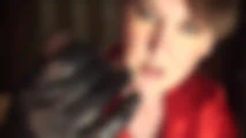 Une taquine de bite et un visage assis - la maîtresse taquine, chatouille et gifle ta bite pour la traire à sec avec ses gants en cuir et son cul fabuleux dans une jupe en lycra moulante et des collants gris brillants juste devant ton visage.