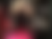 Domination cuir et strapon - maîtresse vivian, vêtue de cuir noir, enfonce son énorme bbc dans vos trous serrés pour un bon ancrage dur.