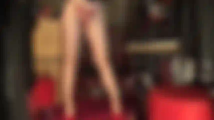 Un string rouge sous des collants ultra brillants, avec des talons aiguilles rouges et des gants brillants. Votre déesse du nylon connaît votre amour pour les collants nude sexy. Profitez de mes jambes, de mes cuisses, de mon entrejambe et de mes fesses.