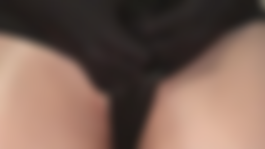 Je contrôle ta respiration - que ce soit mon entrejambe en collants ou en culotte, mes fesses ou du ruban adhésif couvrant ta bouche... Je te ferai étouffer et lutter pour respirer.