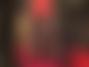 J'admire la maîtresse vivian en rouge et noir - une jupe crayon sexy qui devient de plus en plus courte révélant de plus en plus ces belles jambes en nylon...