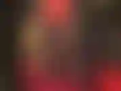 J'admire la maîtresse vivian en rouge et noir - une jupe crayon sexy qui devient de plus en plus courte révélant de plus en plus ces belles jambes en nylon...