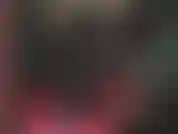 Ajoutant de longs gants en latex et 20 cm de bite noire à une combinaison en caoutchouc.