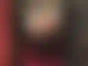 Cheveux courts, tenue en pvc brillant, bottes hautes et un strap-on noir de 8 pouces.