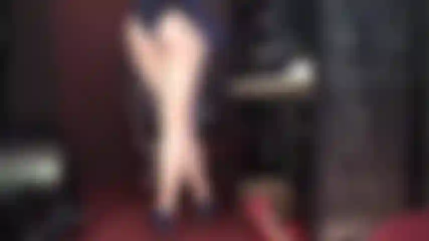 Je suce mon cul, je renifle mes chaussures et je lèche mes pieds.