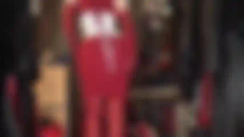 Une dame en rouge - adoration du corps des merveilleuses courbes de la maîtresse dans une robe en tricot rouge moulante, des bottes en cuir au-dessus des genoux et des gants assortis.