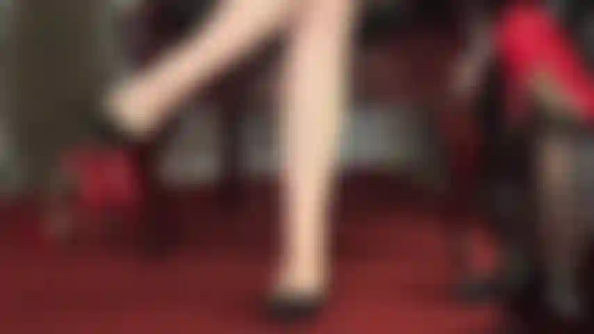 Je porte des ballerines pieds nus - je sens les pieds nus et les chaussures usées de ma maîtresse.