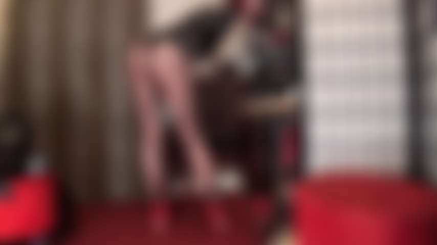 Adoration du cul en collants noirs brillants à coutures et body en pvc, suivi d'un cul nu dans un string qui est remonté très haut. ( Changement de tenue inclus).