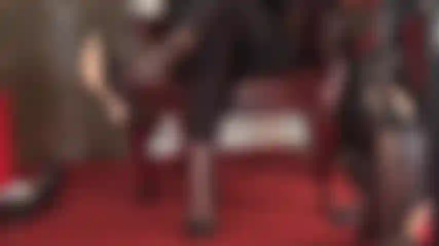 Une allumeuse sexy et pendante, les jambes croisées, des talons en cuir noir, des leggings et un culte des pieds dans des collants à 5 orteils.