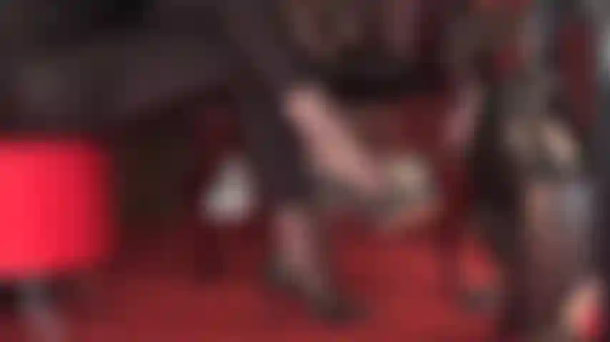 Laissez-vous tenter par cette vue latérale d'escarpins en cuir noir suspendus dans des collants et des leggings en spandex brillants.