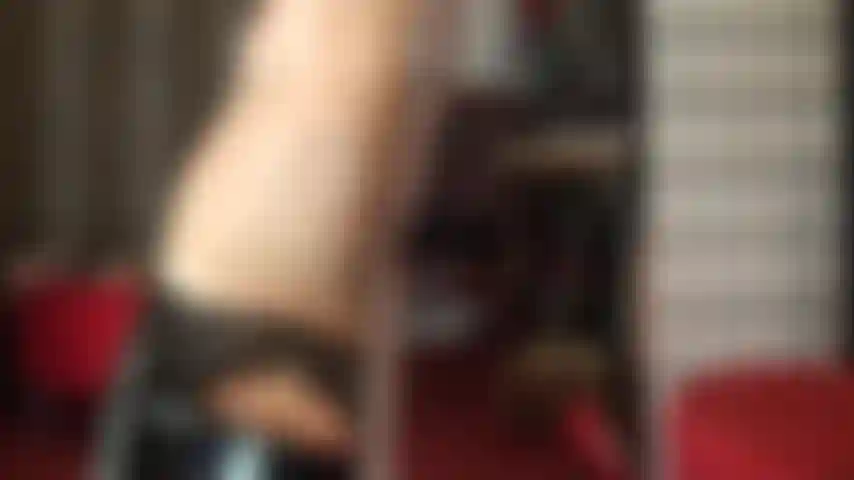 Enfermée, faible et excitée - confrontée à ta nouvelle vie dans la chasteté, la maîtresse porte les clés sur sa cheville, ta bite douloureuse et dégoulinante de sa cage alors qu'elle taquine avec ses longues jambes de collants parfaites et ses talons peeptoe.