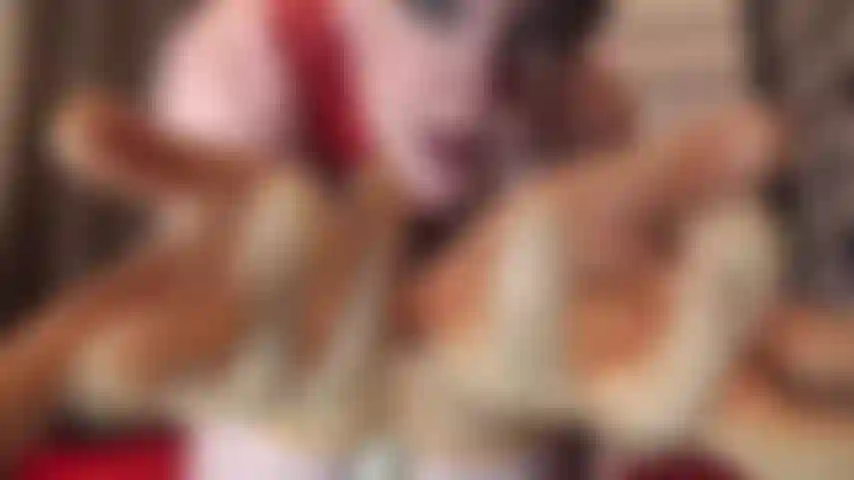 Polissez ma tenue en latex, léchez mes talons et goûtez ma salive - rêvez-vous de passer vos doigts le long de mes courbes en caoutchouc, de polir ma robe, d'embrasser et de lécher mes talons, de boire ma délicieuse salive..?