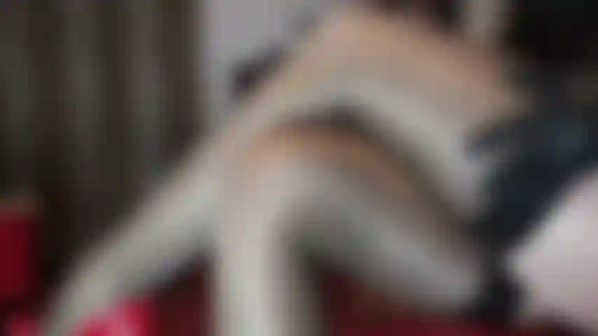 Des bas brillants couleur chair sur des collants couleur chair et des gants en nylon couleur chair. Impossible de résister aux bas brillants ni aux gants en nylon moulants et parfaits que vous aimeriez sentir partout et à l'intérieur de vous.