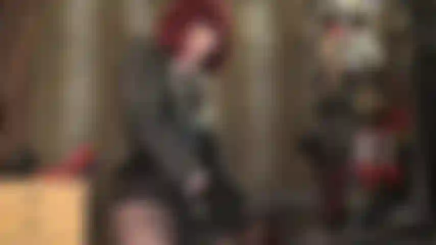 Vois à quel point maîtresse vivian s'amuse à enfoncer ses énormes boules de bite noire au fond de ton trou du cul.