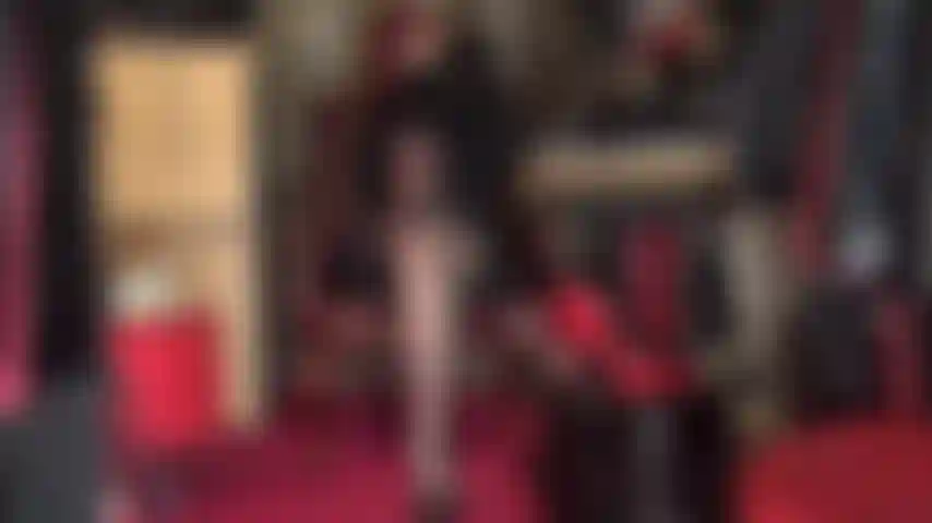 Mets ton nez dans mes chaussures usées - accro à l'odeur de mes pieds puants et de mes chaussures usées, tout ce que tu veux, c'est enfouir ton nez profondément dans mes talons, chauds et humides comme ils sortent de mes pieds en nylon.