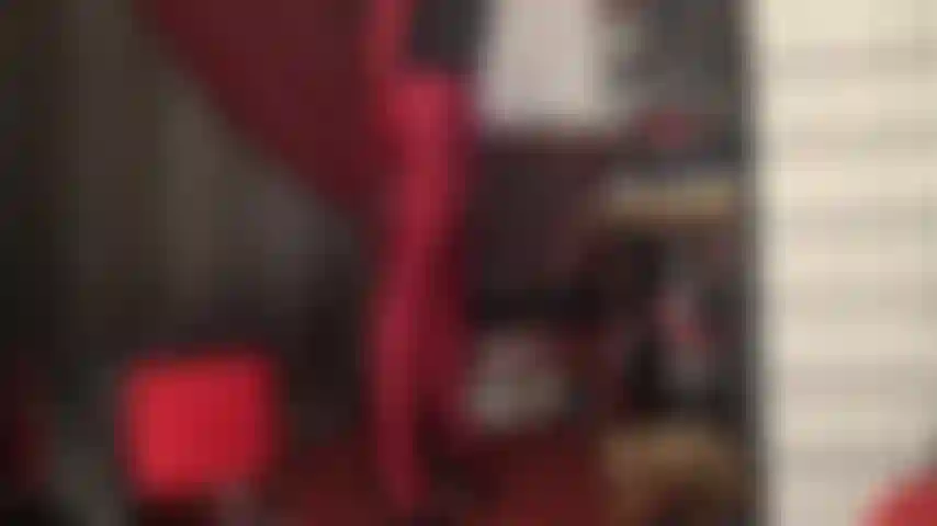 J'aime les collants en élasthanne ? Cette paire de collants en lycra brillant rouge foncé vous fera caresser fort.