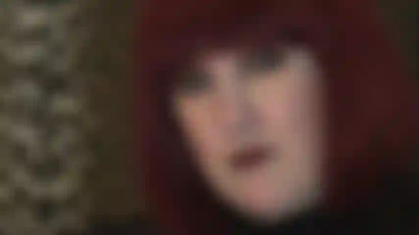 Regarde-moi dans les yeux. Adore mon visage, ma langue et mes lèvres rouge foncé.