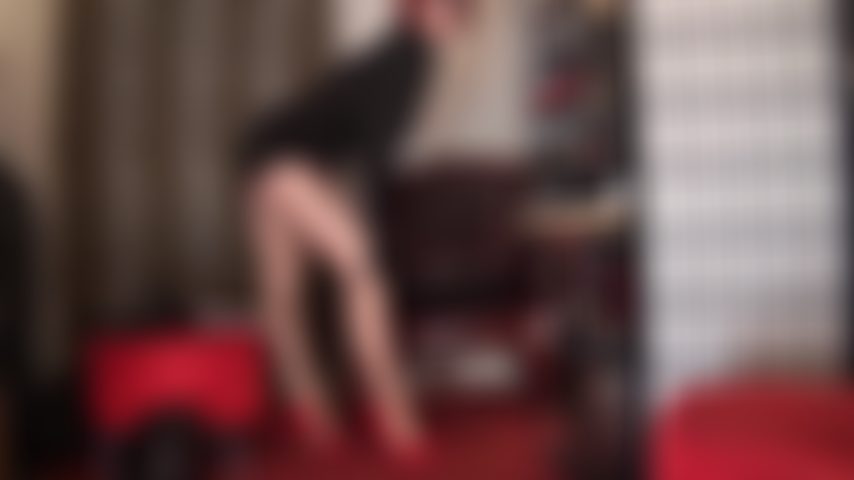 Votre addiction aux collants bronzés brillants - il est indéniable que les jambes en nylon brillant de votre maîtresse font palpiter votre bite comme rien d'autre.