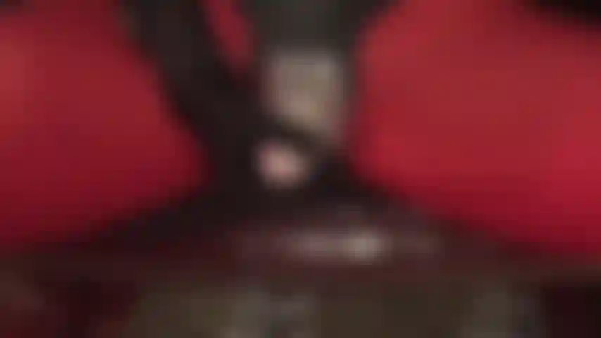 Gros plan de maîtresse vivian caressant son gros gode-ceinture blanc. C'est délicieux, non ?!